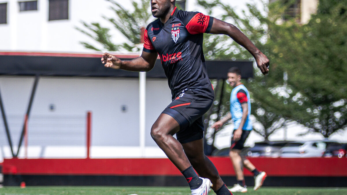 Joel Campbell treinando no CT do Dragão