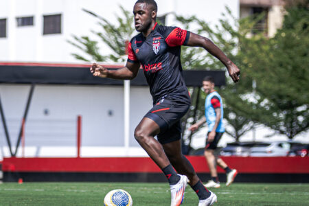 Joel Campbell treinando no CT do Dragão