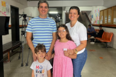 Casal leva filhos à seção eleitoral em Goiânia (Foto: Ana Paula Belini)