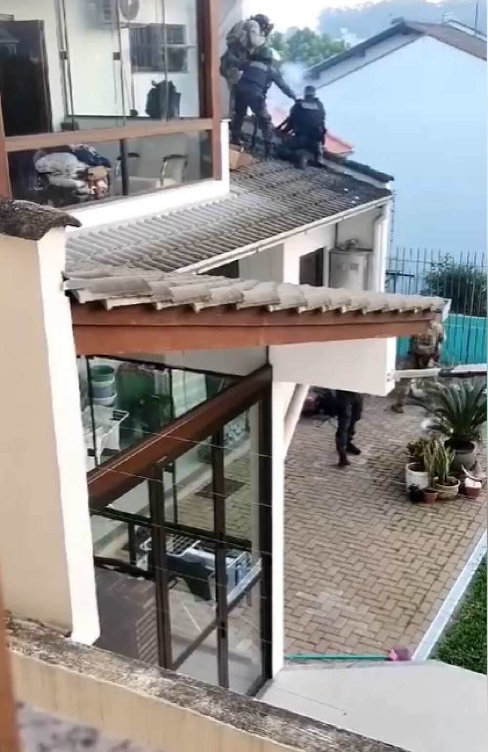 Fotos mostram arma, munições e marcas de tiro; veja Imagens mostram como ficou a casa do atirador em Novo Hamburgo (RS)