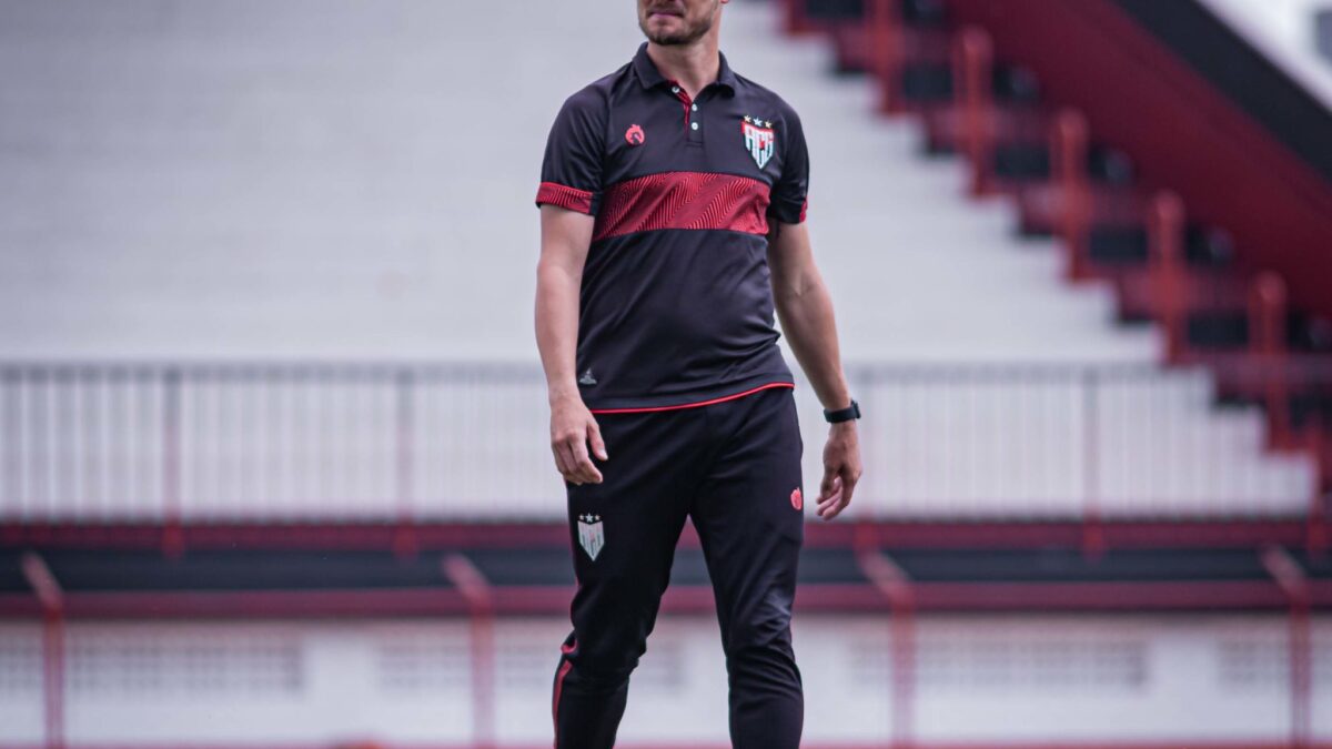 Augusto Fassina no estádio Antônio Accioly