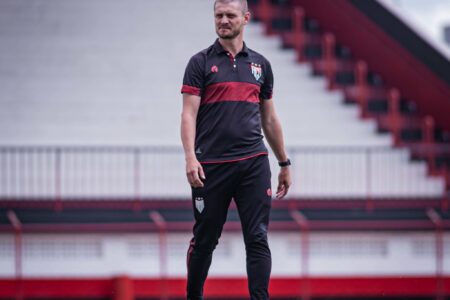 Augusto Fassina no estádio Antônio Accioly