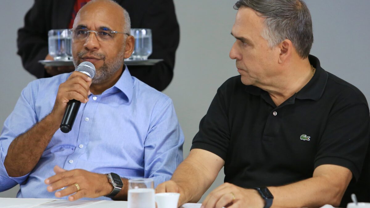 Rogério Cruz ao lado do prefeito eleito, Sandro Mabel (UB)