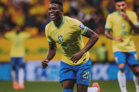 Luiz Henrique comemorando gol marcado contra o Peru