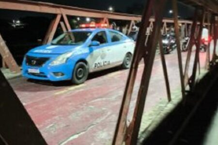 Mulher é presa por tentar jogar o filho de 8 anos de ponte no Rio de Janeiro Ação foi evitada por pessoas que passavam pelo local