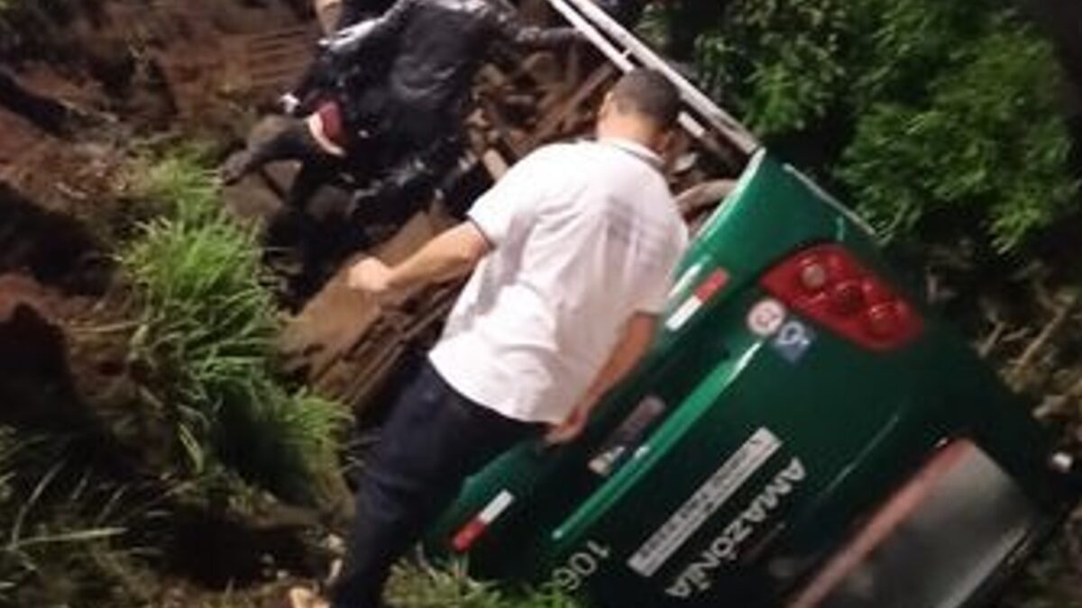 ônibus da Amazônia Inter capotar na BR-020, em Planaltina-DF