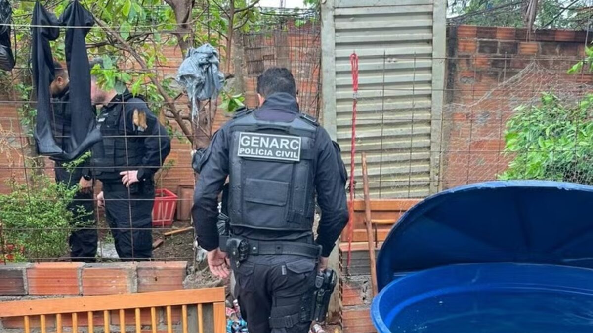 Mulher é presa após enterrar cocaína e sementes de maconha no quintal de casa, em Goiás Caso aconteceu em Nova Iguaçu de Goiás