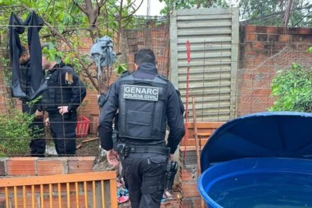 Mulher é presa após enterrar cocaína e sementes de maconha no quintal de casa, em Goiás Caso aconteceu em Nova Iguaçu de Goiás