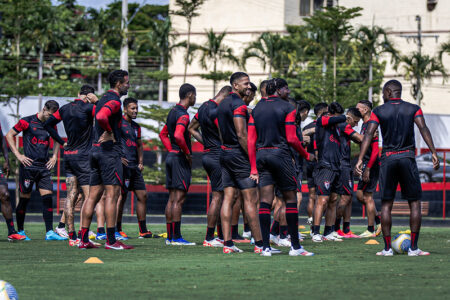 Elenco do Atlético-GO durante treino