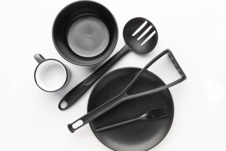 Utensílios de cozinha de plástico preto (Foto: Reprodução/Freepik)