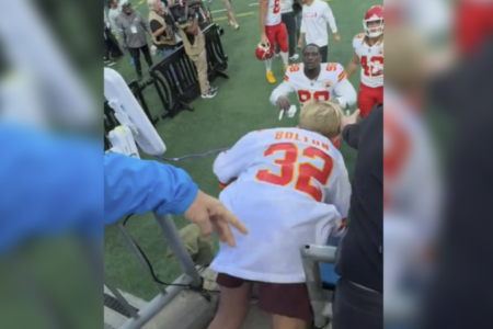 Jogador do Kansas City Chiefs salva criança (Foto: Reprodução)