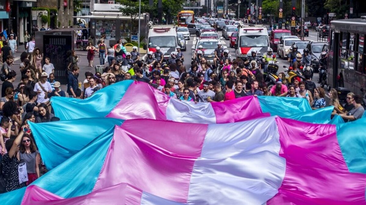 Justiça manda alterar registro de nascimento de adolescente transexual em Corumbá de Goiás