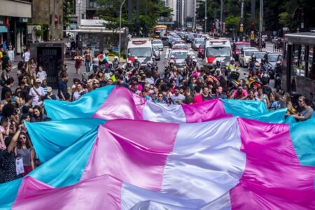 Justiça manda alterar registro de nascimento de adolescente transexual em Corumbá de Goiás