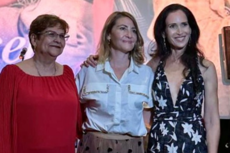 A premiada roteirista turca Nuran Evren Sit, conhecida mundialmente pela série de sucesso Another Self/Uma Nova Mulher, da Netflix, durante evento, em Goiânia, ao lado da médica psiquiatra Dagmar Ramos, atriz e escritora Ingra Lyberato (Foto: Divulgação)