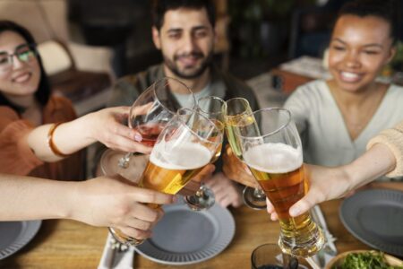 Consumo de bebida alcoólica mata 12 pessoas por hora no Brasil Custos com doenças, acidentes e afastamentos é de R$ 18,8 bilhões por ano