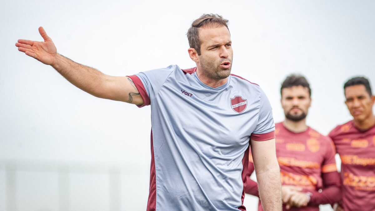 Thiago Carvalho orientando jogadores no CT Vila do Tigre