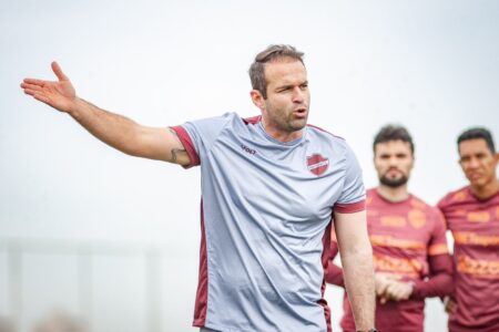 Thiago Carvalho orientando jogadores no CT Vila do Tigre