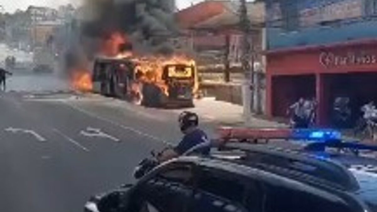 Ônibus em chamas em São Paulo (Foto: Reprodução)