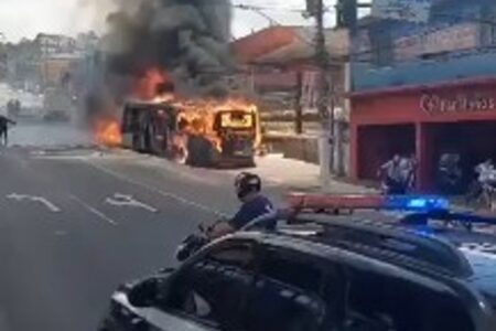 Ônibus em chamas em São Paulo (Foto: Reprodução)