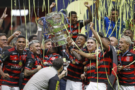 Jogadores do Flamengo com a taça da Copa do Brasil