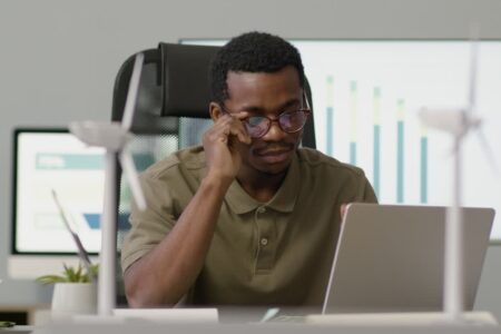 Ficar sentado o dia todo pode encurtar tempo de vida Ficar sentado é ruim para o coração, articulações, músculos, metabolismo e saúde mental