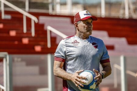 Paulo César Gusmão durante treino do Vila Nova