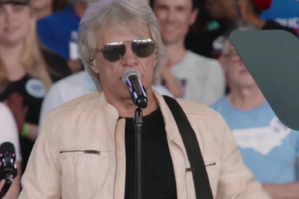 Bon Jovi canta em evento de Kamala na Carolina do Norte (Foto: Reprodução)