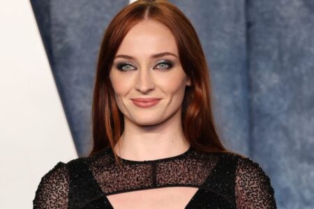 Sophie Turner está finalizando suas negociações para interpretar o papel principal na próxima série de TV "Tomb Raider" da Amazon, confirmou a Variety com fontes. A atriz é mais conhecida por ter interpretado Sansa Stark na série "Game of Thrones", da HBO.