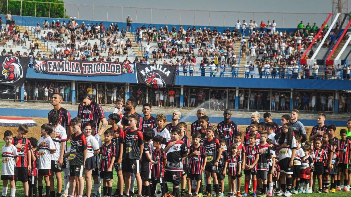 Jogadores perfilados na partida contra o Retrô