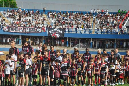 Jogadores perfilados na partida contra o Retrô