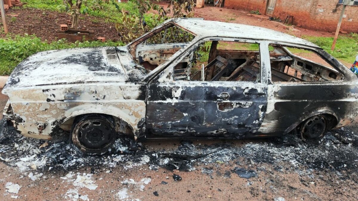 Homem manda incendiar carro da ex