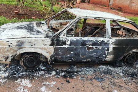 Homem manda incendiar carro da ex