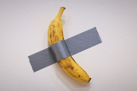 ‘Banana colada com fita adesiva’ é vendida por R$ 35 milhões em leilão "Obra" é fruto do artista italiano Maurizio Cattelan