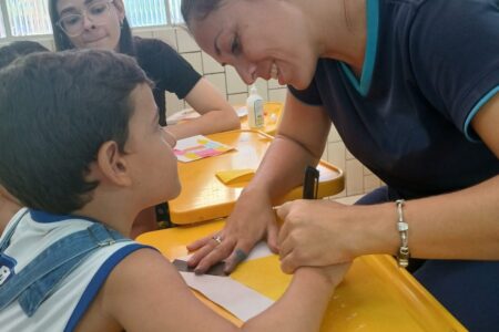 "Estante Mágica": professora idealiza projeto que transforma alunos em autores e promove inclusão de alunos atípicos (Foto: Arquivo Pessoal/Raquel Ribeiro)