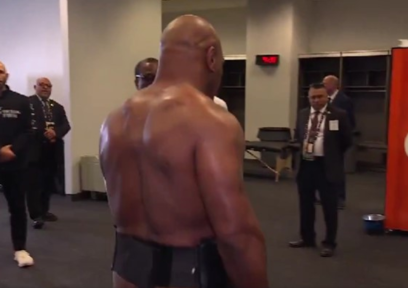 Mike Tyson, que apareceu com as nádegas de fora (Foto: Reprodução)