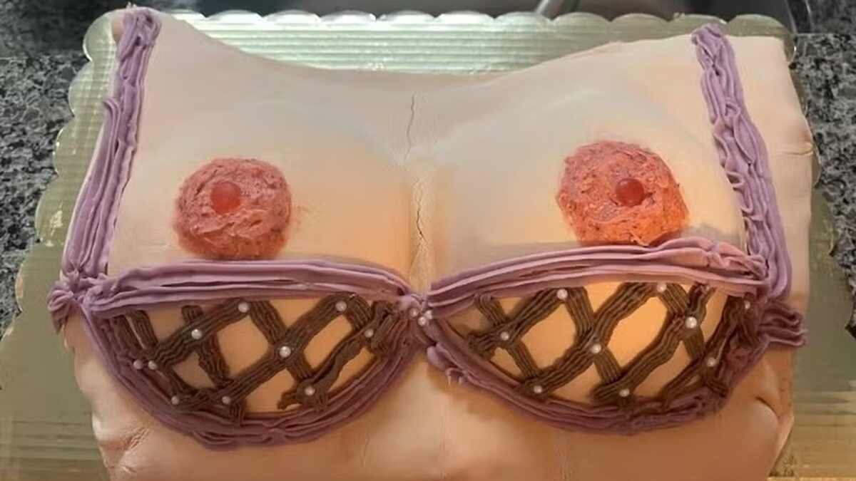 Com câncer de mama, mulher faz festa com torta temática para se despedir dos seios chance para agradecer aos meus seios pelo serviço prestado