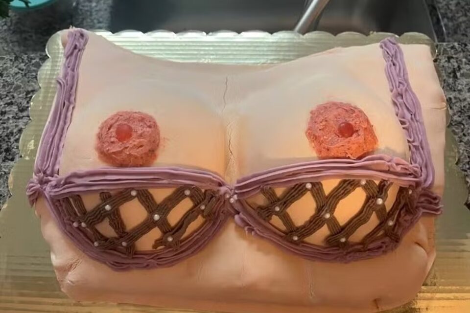 Com câncer de mama, mulher faz festa com torta temática para se despedir dos seios chance para agradecer aos meus seios pelo serviço prestado