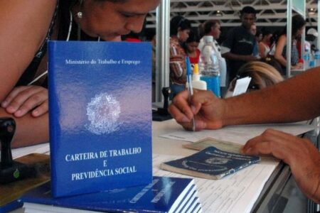 Quem são os deputados que já assinaram a PEC do fim da escala 6x1? Veja lista Proposta ainda não começou a tramitar na Câmara