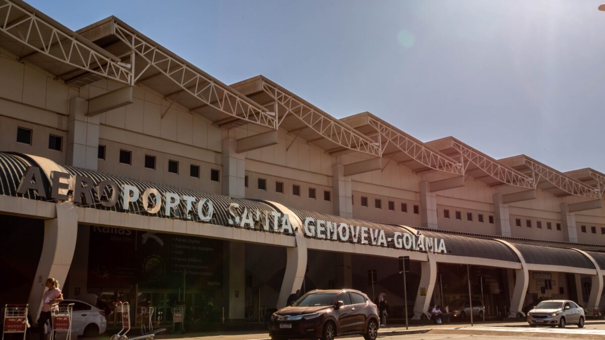 Policiais apuram denúncia de bomba no Aeroporto de Goiânia (Foto: divulgação)