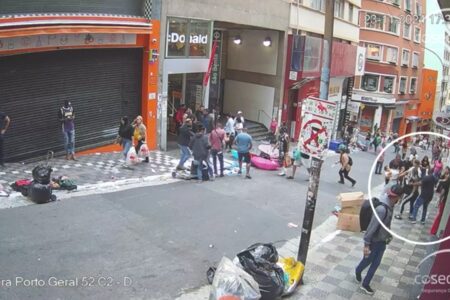 Homem é preso após matar ex-mulher a tiros na região da 25 de Março Homem precisou ser atendido em um pronto-socorro após ser agredido