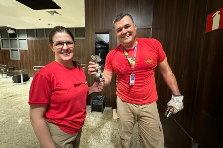 Bombeiros resgatam filhote de gato preso entre duas paredes no TJGO