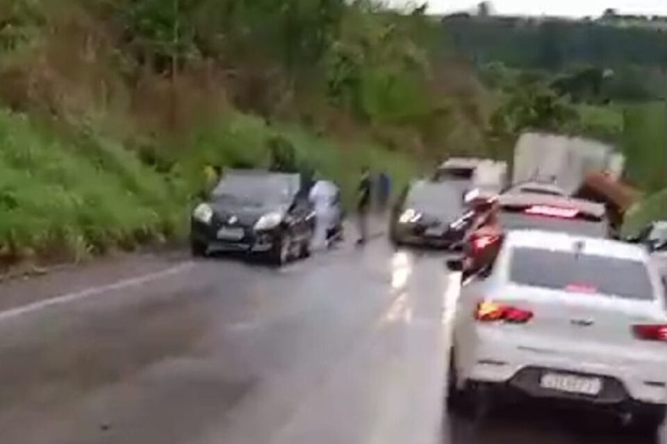 Acidente entre quatro veículos na GO-020 deixa feridos em Cristianópolis