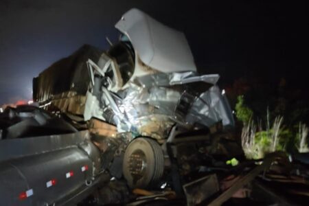 Acidente entre carreta e caminhão de combustível tem dois mortos em Luziânia