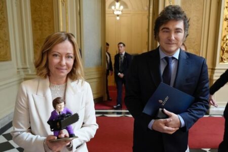 Milei presenteia premiê da Itália com boneco de si mesmo segurando motosserra Visita a Buenos Aires consolida proximidade