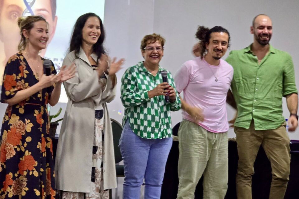 Nuran Evren Sit ao lado Ingra Lyberato, Dagmar Ramos, Thiago Salamoni e o esposo Barbaros Yaras durante Workshop Constelação, Arte e Cura, no Hotel Maione