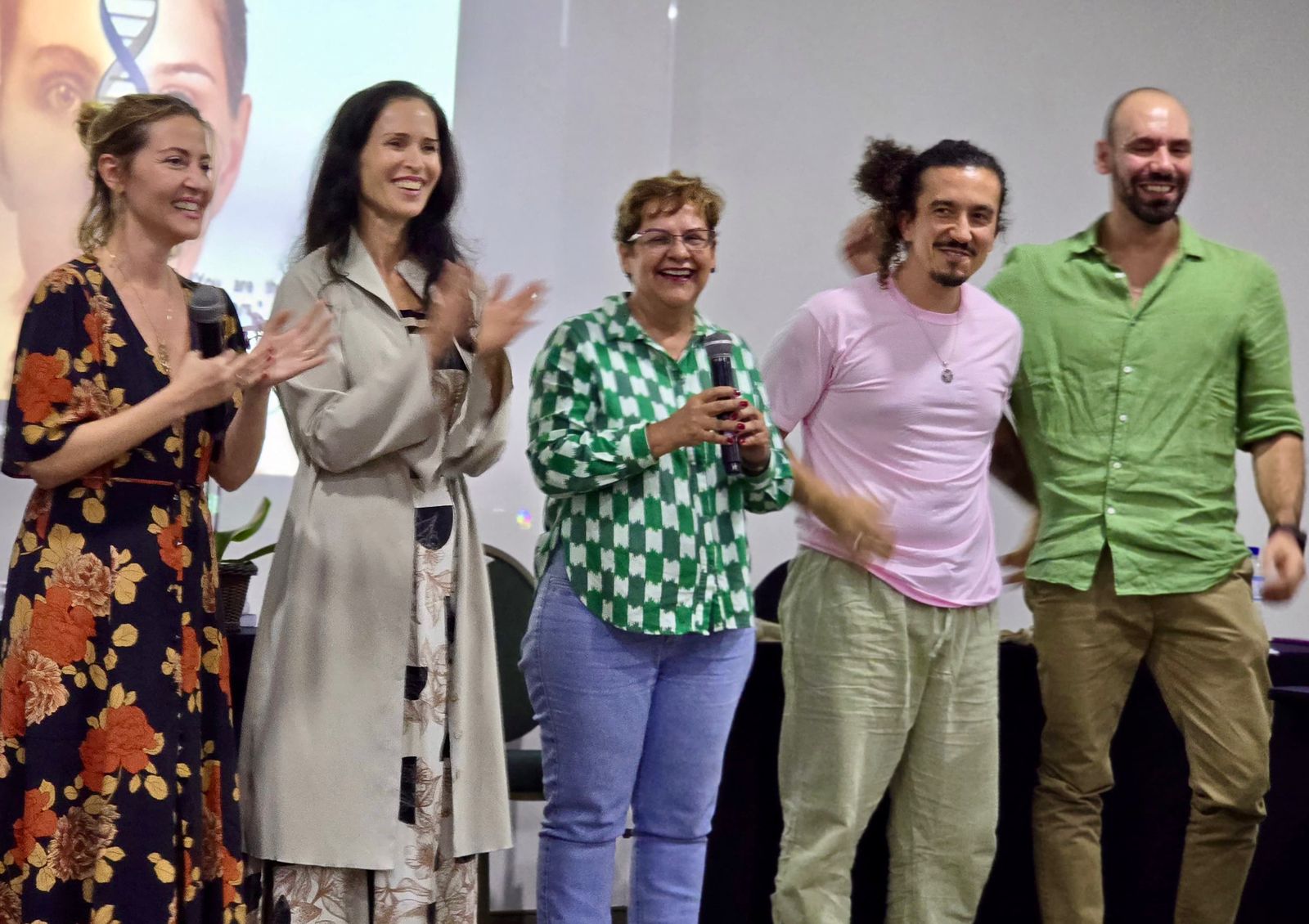 Nuran Evren Sit ao lado Ingra Lyberato, Dagmar Ramos, Thiago Salamoni e o esposo Barbaros Yaras durante Workshop Constelação, Arte e Cura, no Hotel Maione