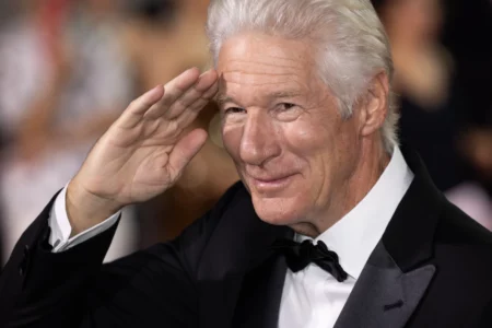 Após vitória de Trump, Richard Gere vende mansão nos EUA e se muda para a Espanha com a esposa