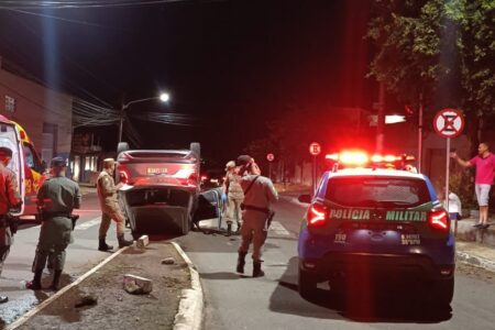 Policiais salvam motorista de carro em chamas após capotamento em Goiânia