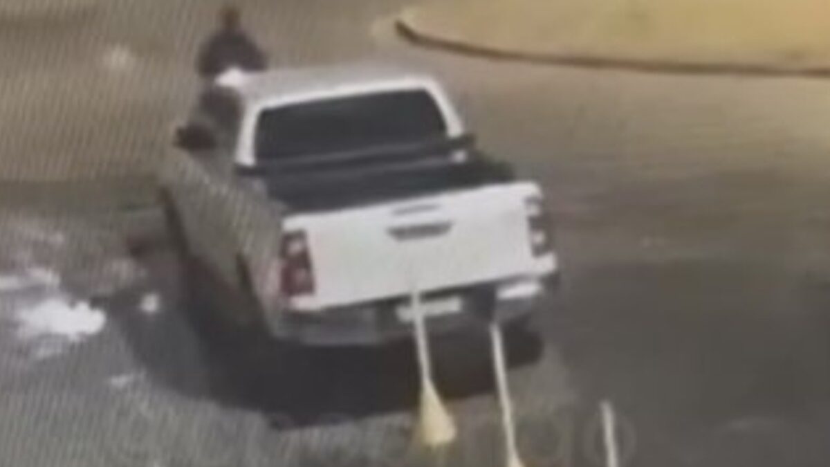 Homem foi flagrado furtando itens de Hilux em Goiânia (Foto: Reprodução)