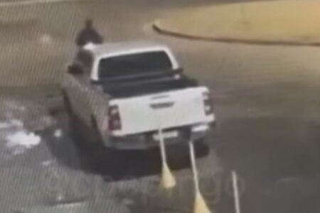 Homem foi flagrado furtando itens de Hilux em Goiânia (Foto: Reprodução)